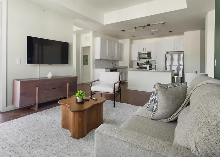 Landing Spectacular 2bd Clubhouse Apartment