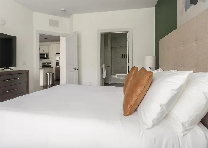 Landing Spectacular 2bd Clubhouse Apartment