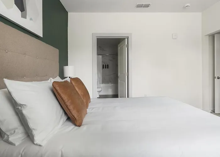 Landing Spectacular 2bd Clubhouse Pensacola