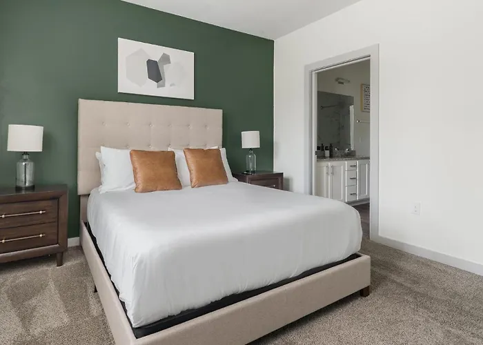 Landing Spectacular 2bd Clubhouse Apartment *