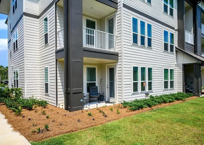 Landing Spectacular 2bd Clubhouse Pensacola