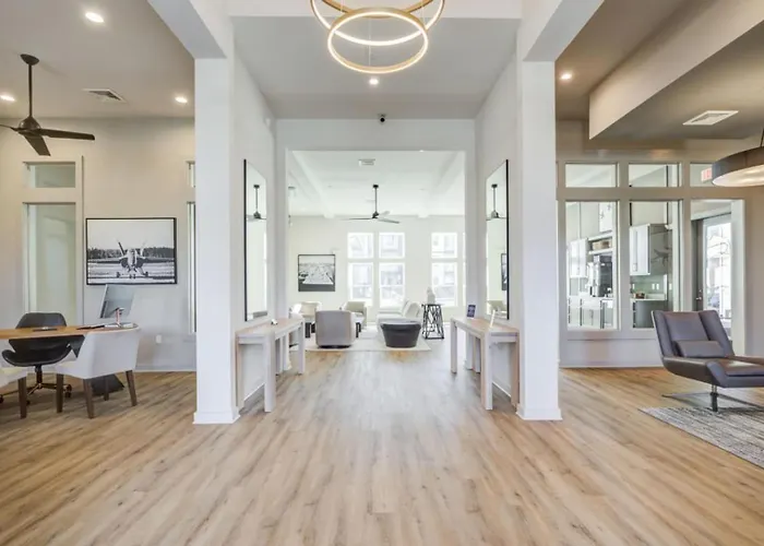 Landing Spectacular 2bd Clubhouse Apartment Pensacola