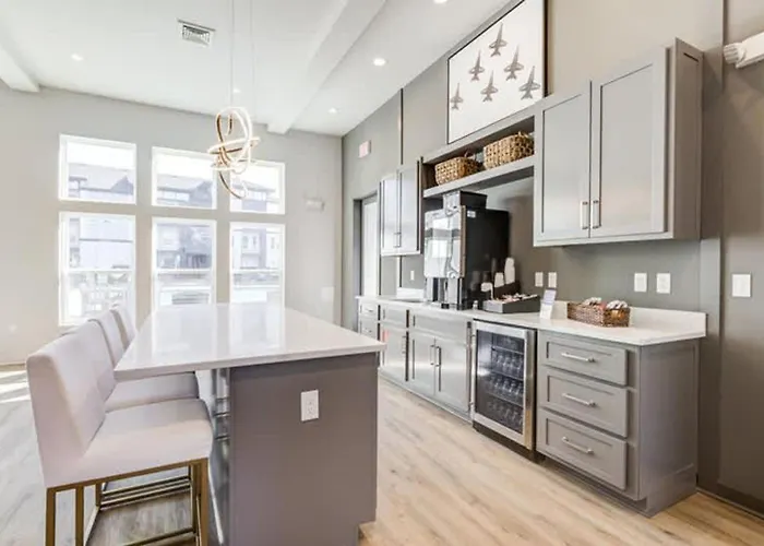 Landing Spectacular 2bd Clubhouse Apartment *