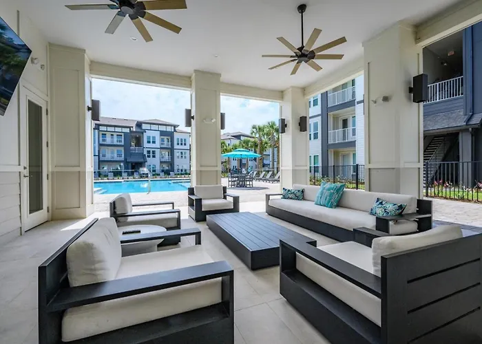 Landing Spectacular 2bd Clubhouse Apartment
