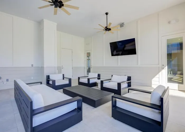 Landing Spectacular 2bd Clubhouse Apartment